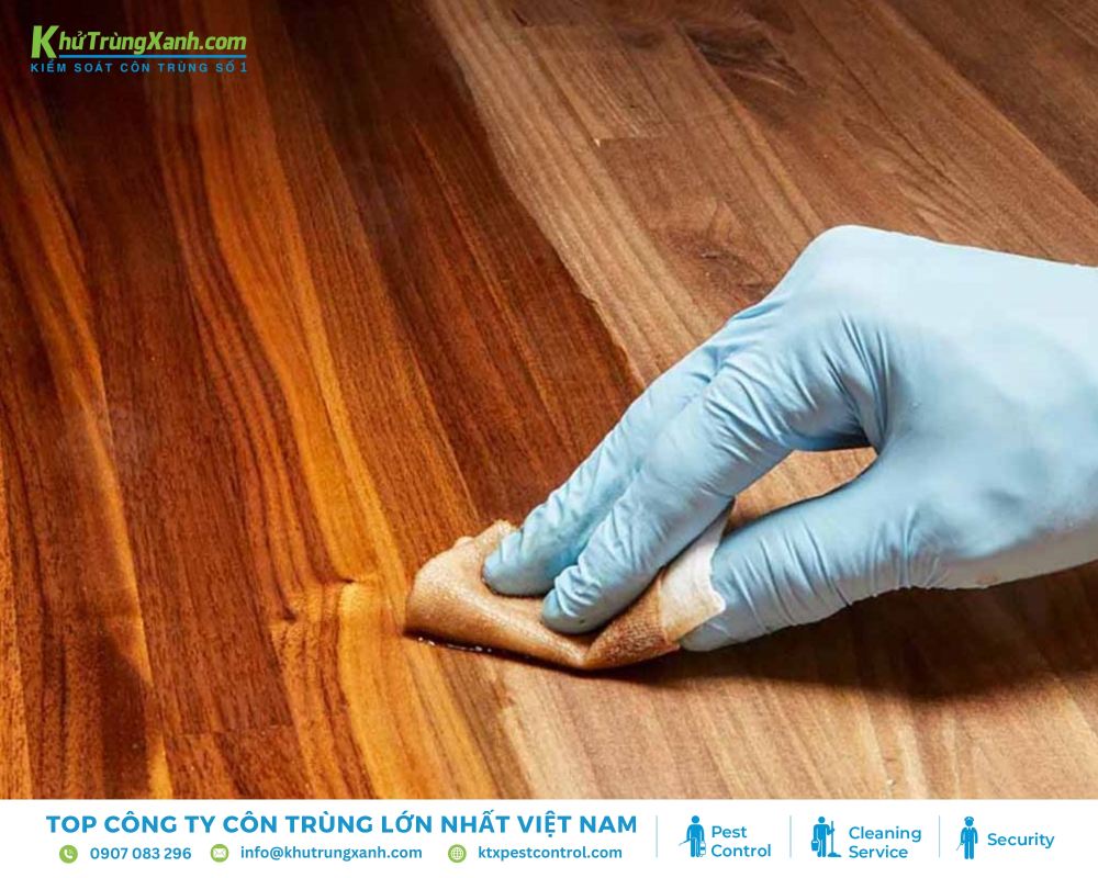 Lớp sơn tạo thành một lớp màng bảo vệ bề mặt gỗ, ngăn cản mọt xâm nhập vào bên trong