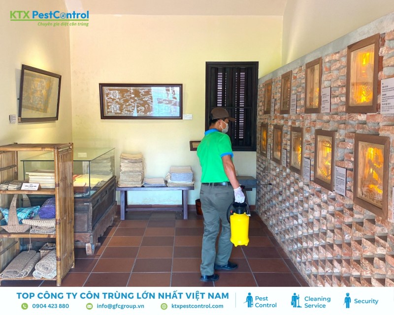Kỹ thuật viên tiến hành phun sương và phun áp lực để xử lý tồn lưu tại các khu vực có côn trùng