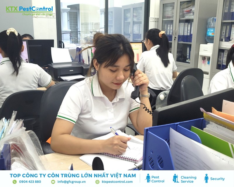 Tư vấn viên tiếp nhận yêu cầu và hẹn lịch khảo sát với khách hàng