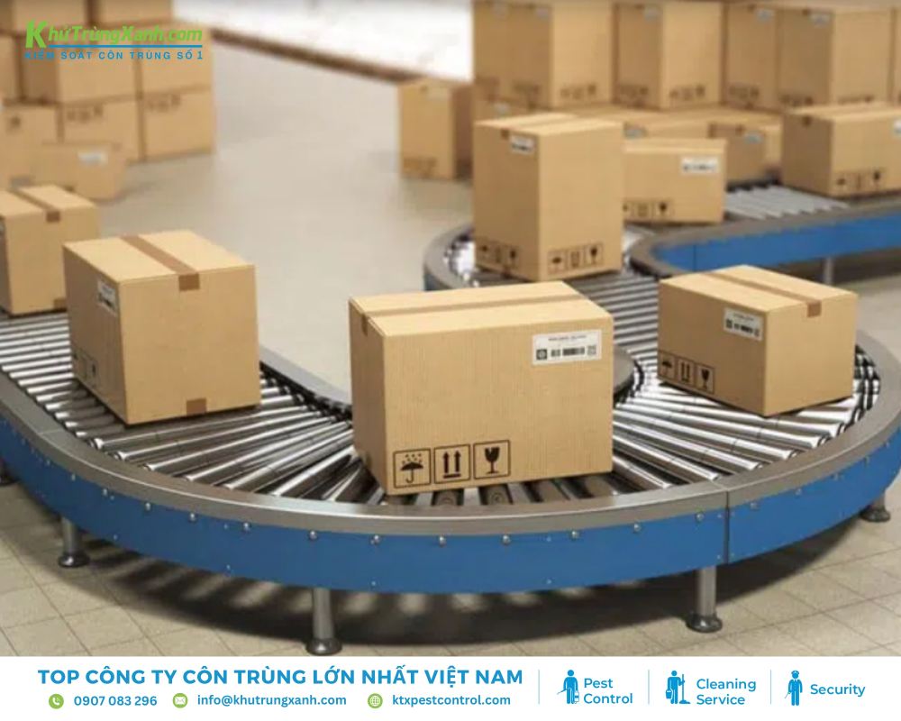 Bọc kín hàng hóa bằng tấm bạt hoặc vải chuyên dụng