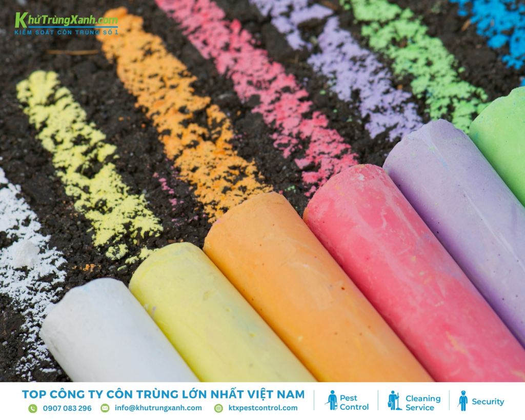 Dùng phấn viết bảng làm tổn thương lớp vỏ ngoài của kiến