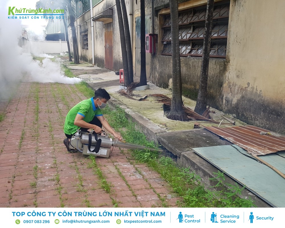 Diệt côn trùng KTX tiến hành phun thuốc diệt côn trùng tại nhà xưởng quận Tân Bình