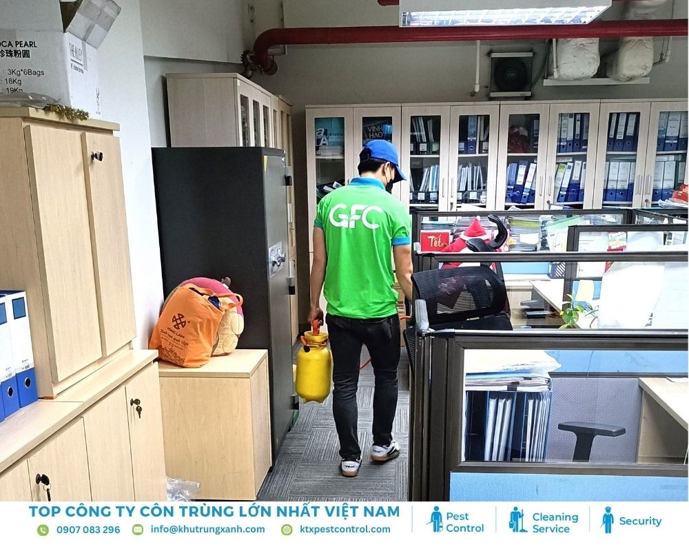 Diệt côn trùng KTX tiến hành phun thuốc diệt côn trùng tại văn phòng ở Thủ Đức