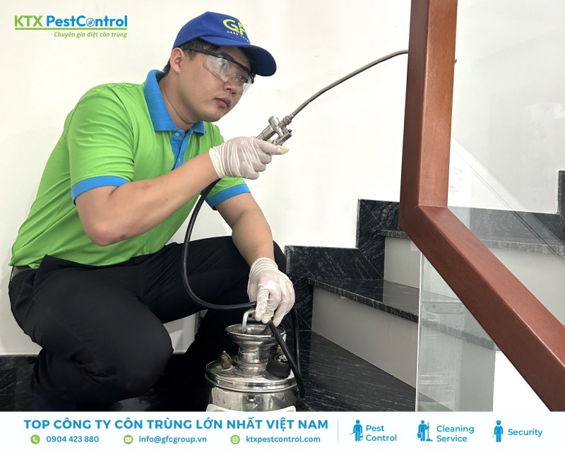 Kỹ thuật viên của chúng tôi tiến hành triển khai dịch vụ diệt gián sau khi ký kết hợp đồng