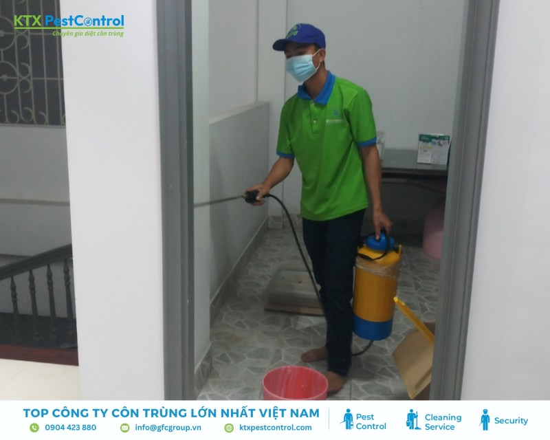 Kỹ thuật viên tiến hành phun thuốc diệt mối dạng dung dịch
