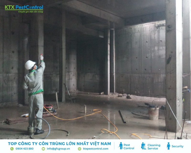 Kỹ thuật viên xử lý nền bằng dung dịch và rải bột PMS sau khi đầm nền