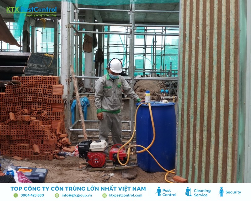 Kỹ thuật viên phun hóa chất chống mối lên móng và chân trụ sau khi đổ bê tông