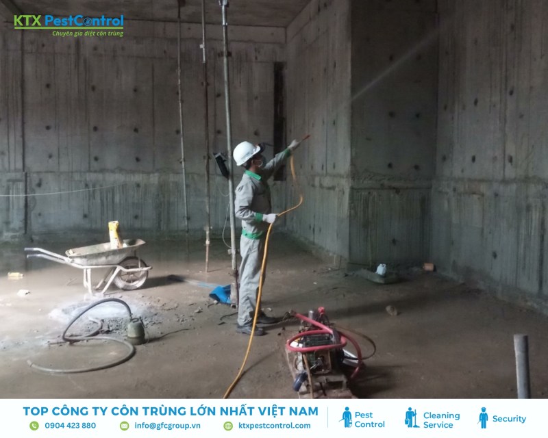 Kỹ thuật viên tiến hành xử lý lớp nền bằng thuốc diệt mối trước khi hoàn thiện sàn