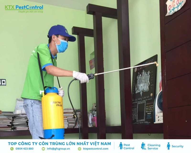 Kỹ thuật viên tiến hành phun dung dịch diệt mối tại khu vực nguy cơ để ngăn mối quay lại