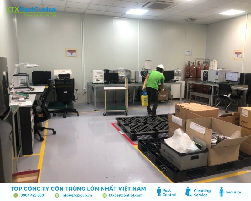 Kỹ thuật viên triển khai khử trùng theo kế hoạch, kiểm tra kỹ và bàn giao sau khi hoàn tất