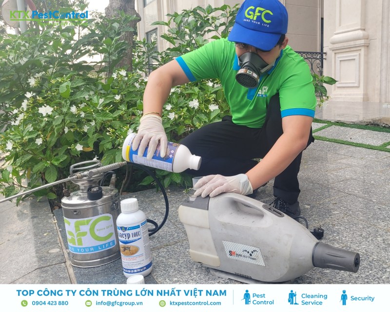 Kỹ thuật viên pha thuốc đúng tỷ lệ theo khuyến cáo để đảm bảo an toàn và hiệu quả xử lý