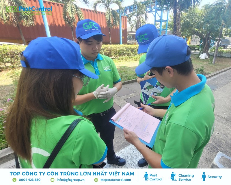 Kỹ thuật viên khảo sát tận nơi tại huyện Đan Phượng và đề xuất phương án xử lý phù hợp