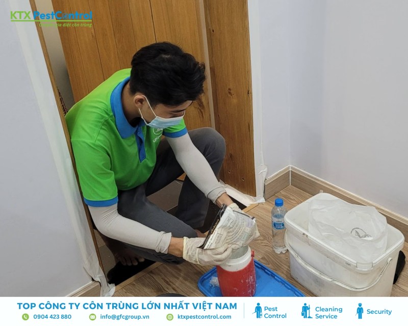 Kỹ thuật viên thi công theo kế hoạch, dùng thuốc an toàn, đảm bảo không hại sức khỏe