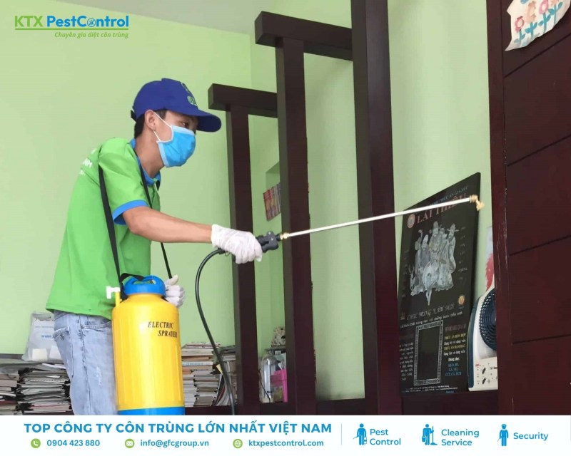 Kỹ thuật viên thi công theo kế hoạch, dùng thuốc được cấp phép, xử lý mối triệt để và an toàn