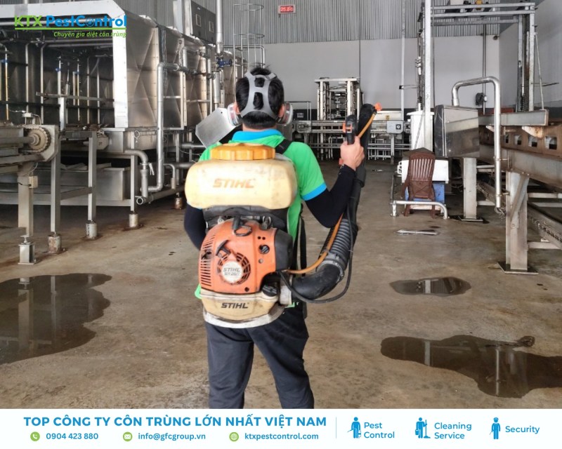 Kỹ thuật viên tiến hành phun sương ULV